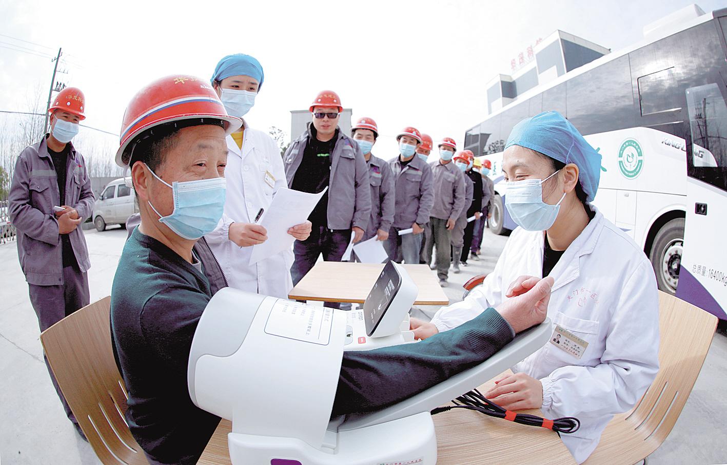 天门:一站式健康体检车服务农民工